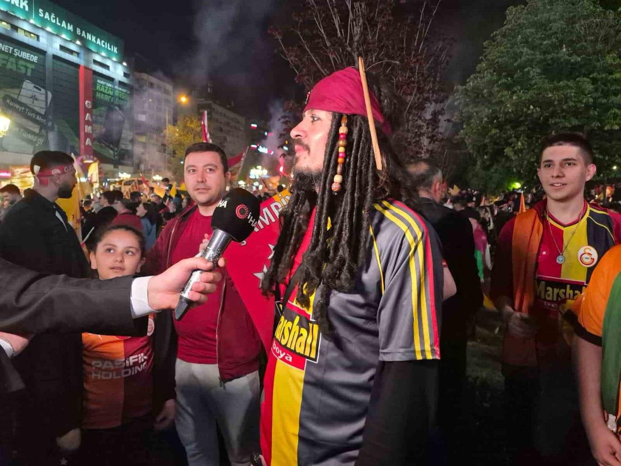 KARAYİP KORSANLARI KARAKTERİ JACK SPARROW’A OLAN BENZERLİĞİYLE DİKKAT ÇEKEN ANKARALI ERSİN TARHAN...