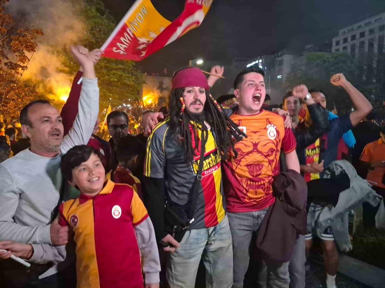 KARAYİP KORSANLARI KARAKTERİ JACK SPARROW’A OLAN BENZERLİĞİYLE DİKKAT ÇEKEN ANKARALI ERSİN TARHAN...