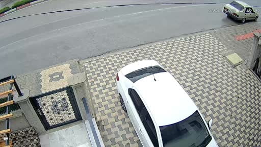 Kargo aracı otomobilin üzerine devrildi, yardıma motokurye koştu: O anlar kamerada