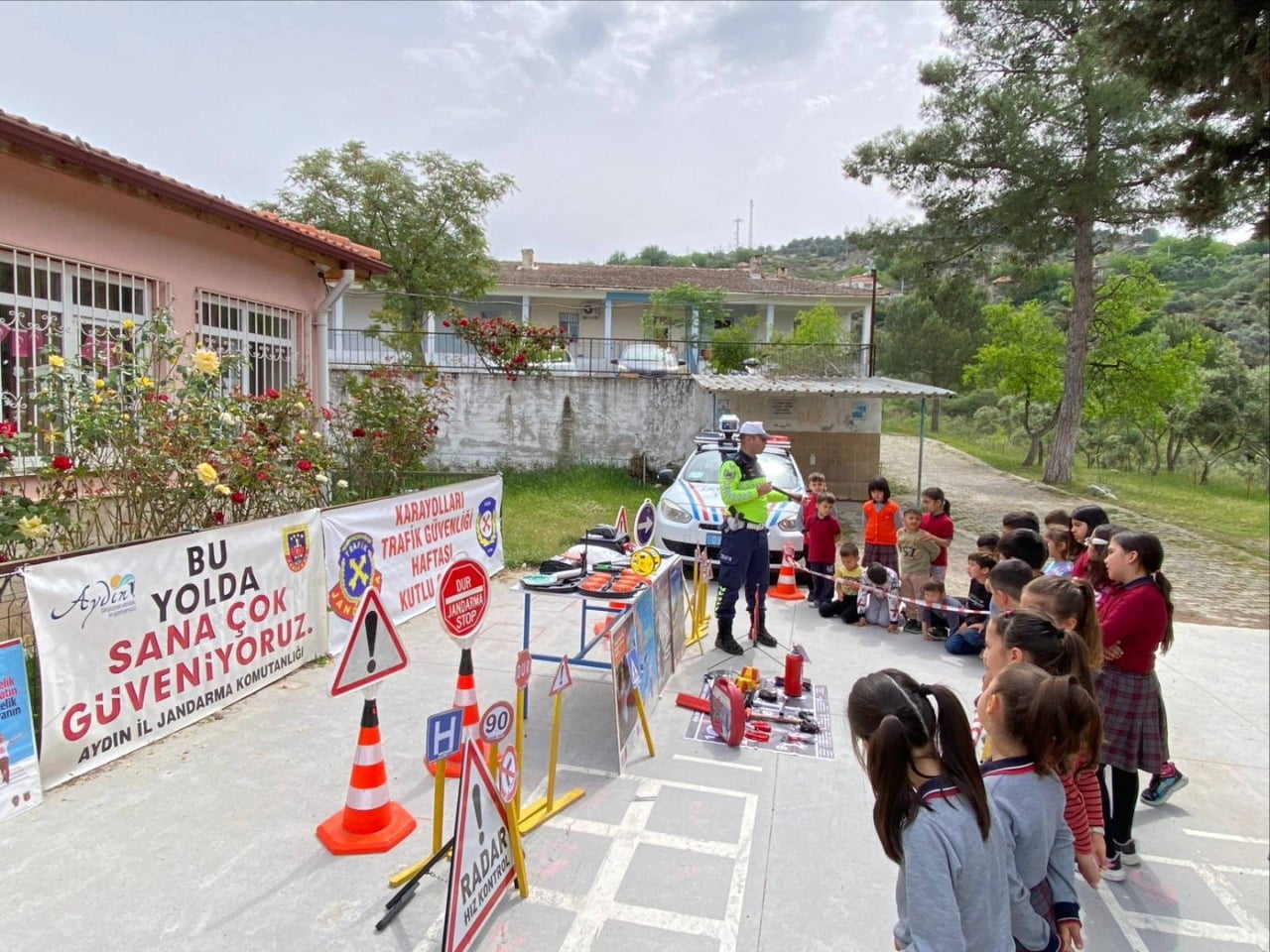 KARPUZLU'DA TRAFİK HAFTASI KAPSAMINDA ÖĞRENCİLERE YÖNELİK DÜZENLENEN EĞİTİMDE, TRAFİK KURALLARI VE...