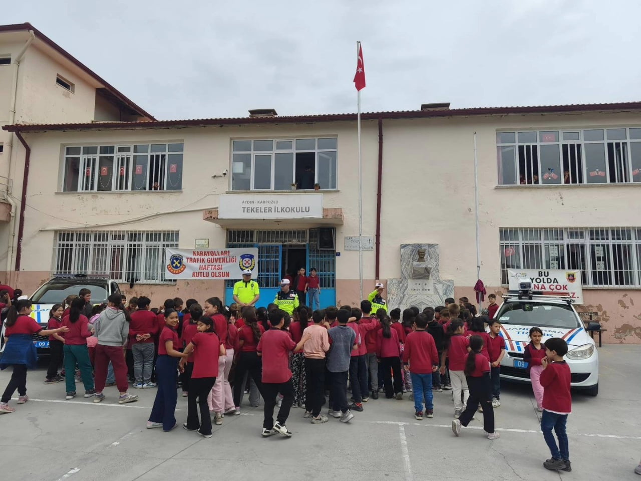 KARPUZLU'DA TRAFİK HAFTASI KAPSAMINDA ÖĞRENCİLERE YÖNELİK DÜZENLENEN EĞİTİMDE, TRAFİK KURALLARI VE...