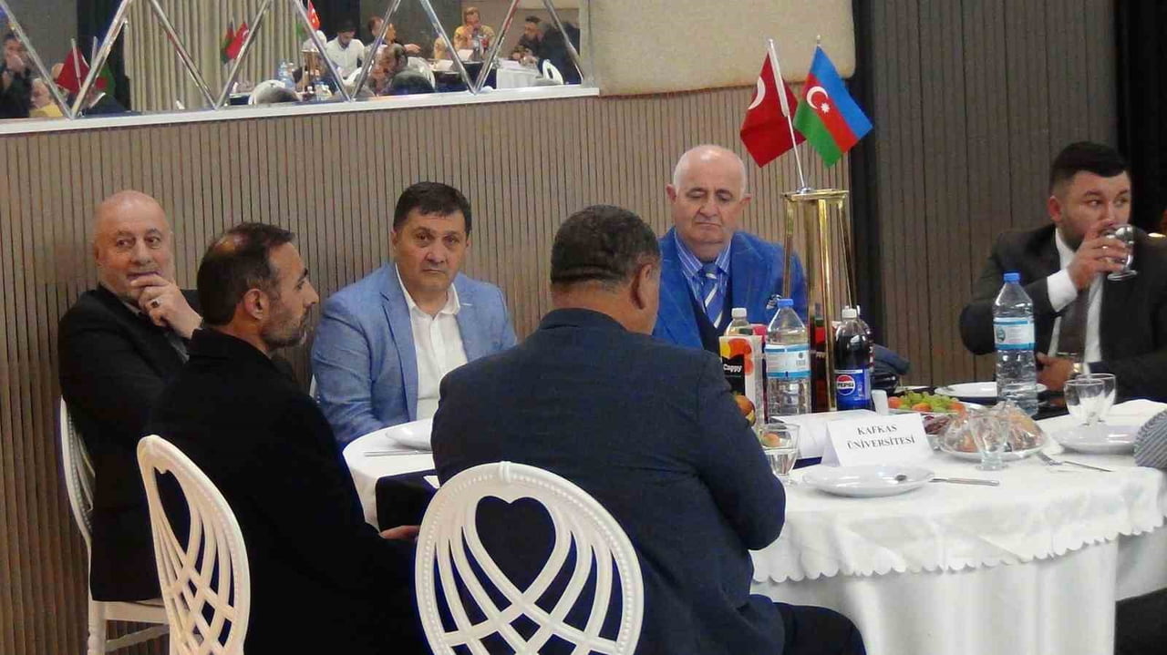 KARS'TA AZERBAYCAN'IN BAĞIMSIZLIK GÜNÜ DOLAYISIYLA ETKİNLİK DÜZENLENDİ