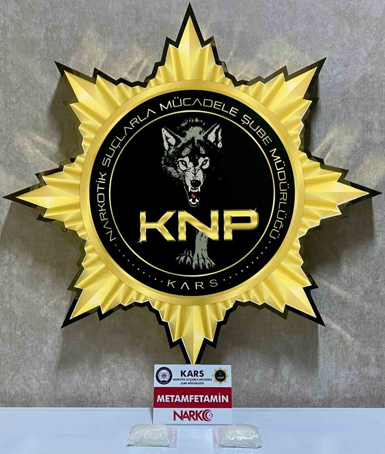 KARS'TA BİR İŞ YERİNDE NARKOTİK KÖPEĞİ "ZEUS" DESTEĞİYLE YAPILAN ARAMADA 205,86 GRAM METAMFETAMİN...