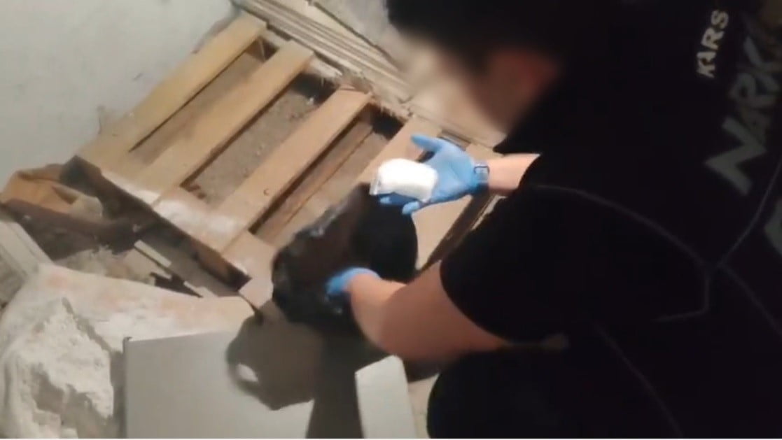 KARS'TA BİR İŞ YERİNDE NARKOTİK KÖPEĞİ "ZEUS" DESTEĞİYLE YAPILAN ARAMADA 205,86 GRAM METAMFETAMİN...