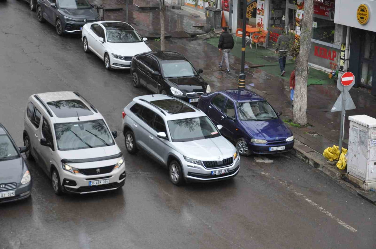 KARS BÖLGENİN ARAÇ LİDERİ OLDU: TRAFİKTE 55 BİN 774 ARAÇLA ZİRVEYE YERLEŞTİ(KARS-İHA)
