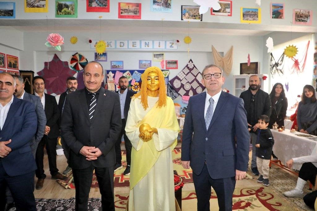 KARS’TA  “7 BÖLGE, TEK RUH” SERGİSİ YOĞUN İLGİ GÖRDÜ(KARS-İHA)