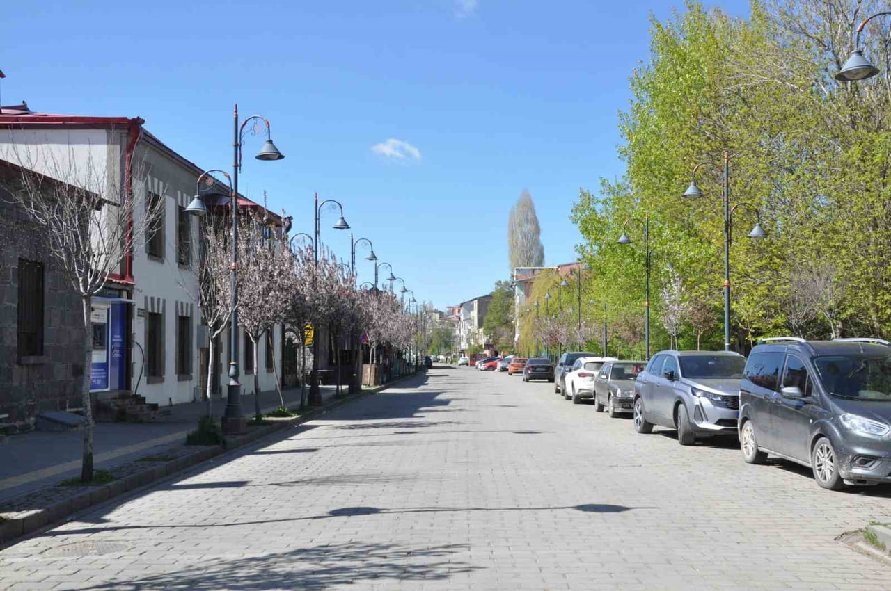 KARS’TA BAYRAM SESSİZLİĞİ: KENTİN EN İŞLEK NOKTALARI BOŞ KALDI(KARS-İHA)