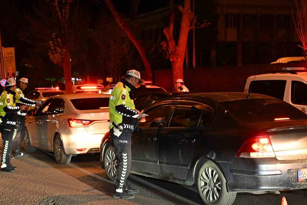 KARS’TA BAYRAM TRAFİĞİNDE SIKI DENETİM: “BİR KURAL, BİR HAYAT KURTARIR”(KARS-İHA)