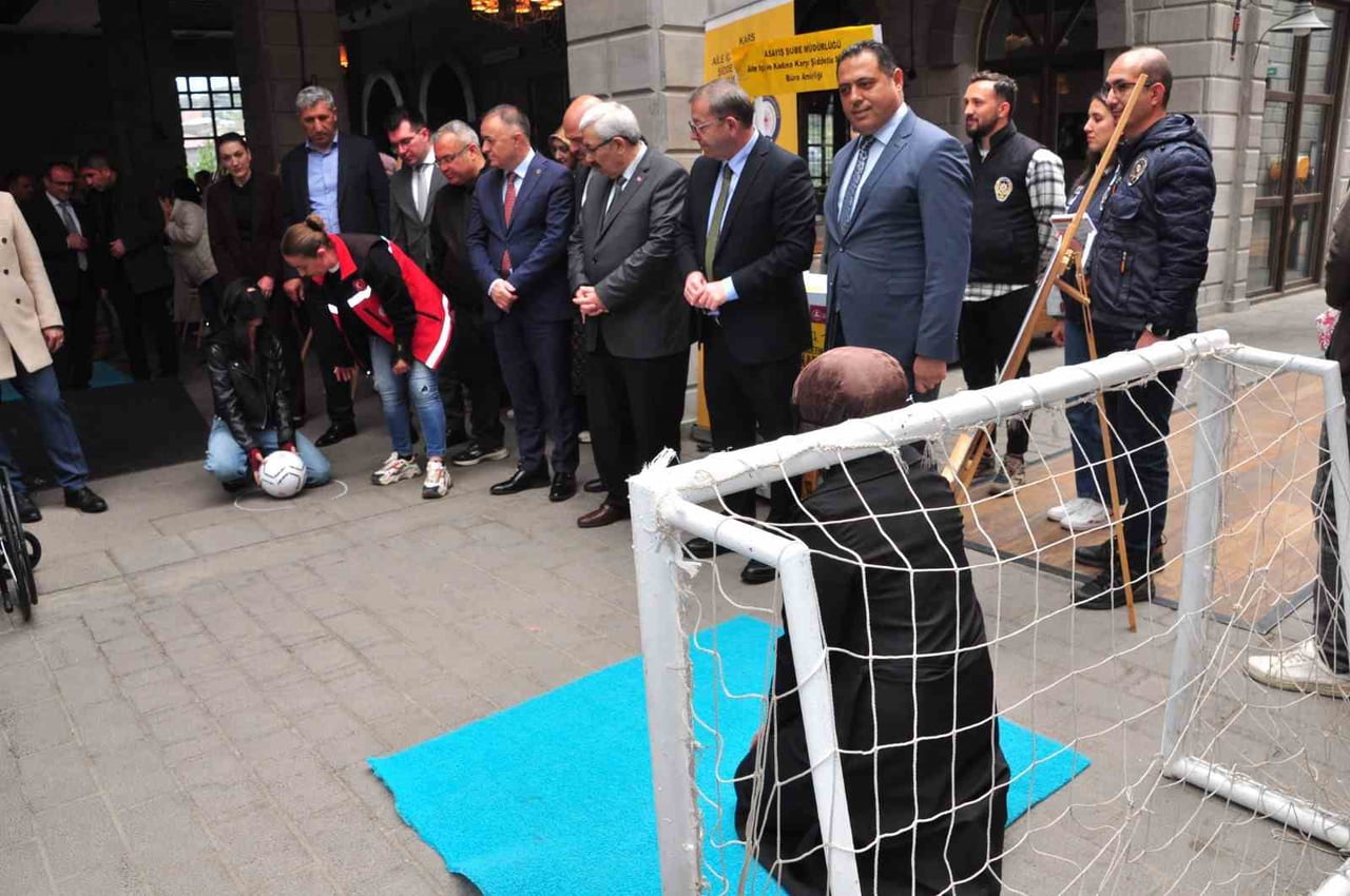 KARS’TA ENGELLİLER HAFTASI’NDA DUYGULANDIRAN FARKINDALIK ETKİNLİĞİ: “KALBİNLE VE ELLERİNLE...