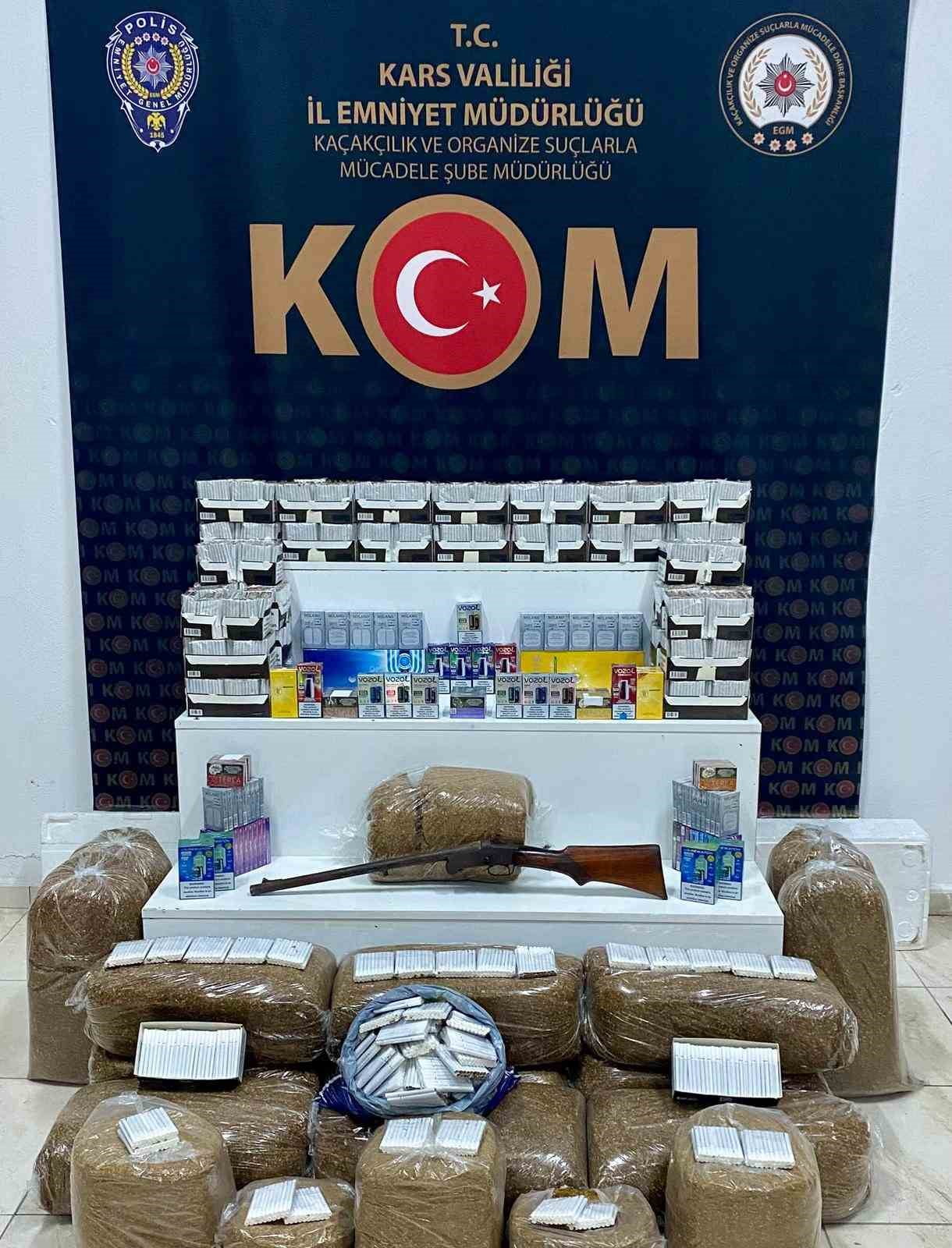 KARS’TA KAÇAK TÜTÜN OPERASYONU: 5 ADRESE EŞ ZAMANLI BASKIN, BİNLERCE MAKARON VE KAÇAK SİGARA ELE...