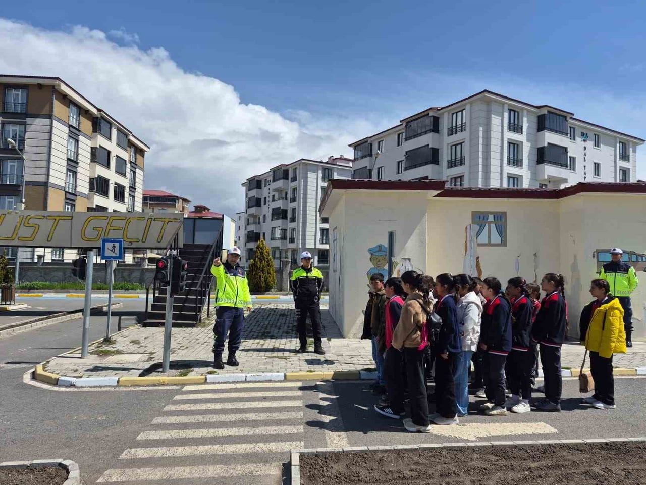 KARS’TA ÖĞRENCİLERE UYGULAMALI EĞİTİM VERİLDİ(KARS-İHA)
