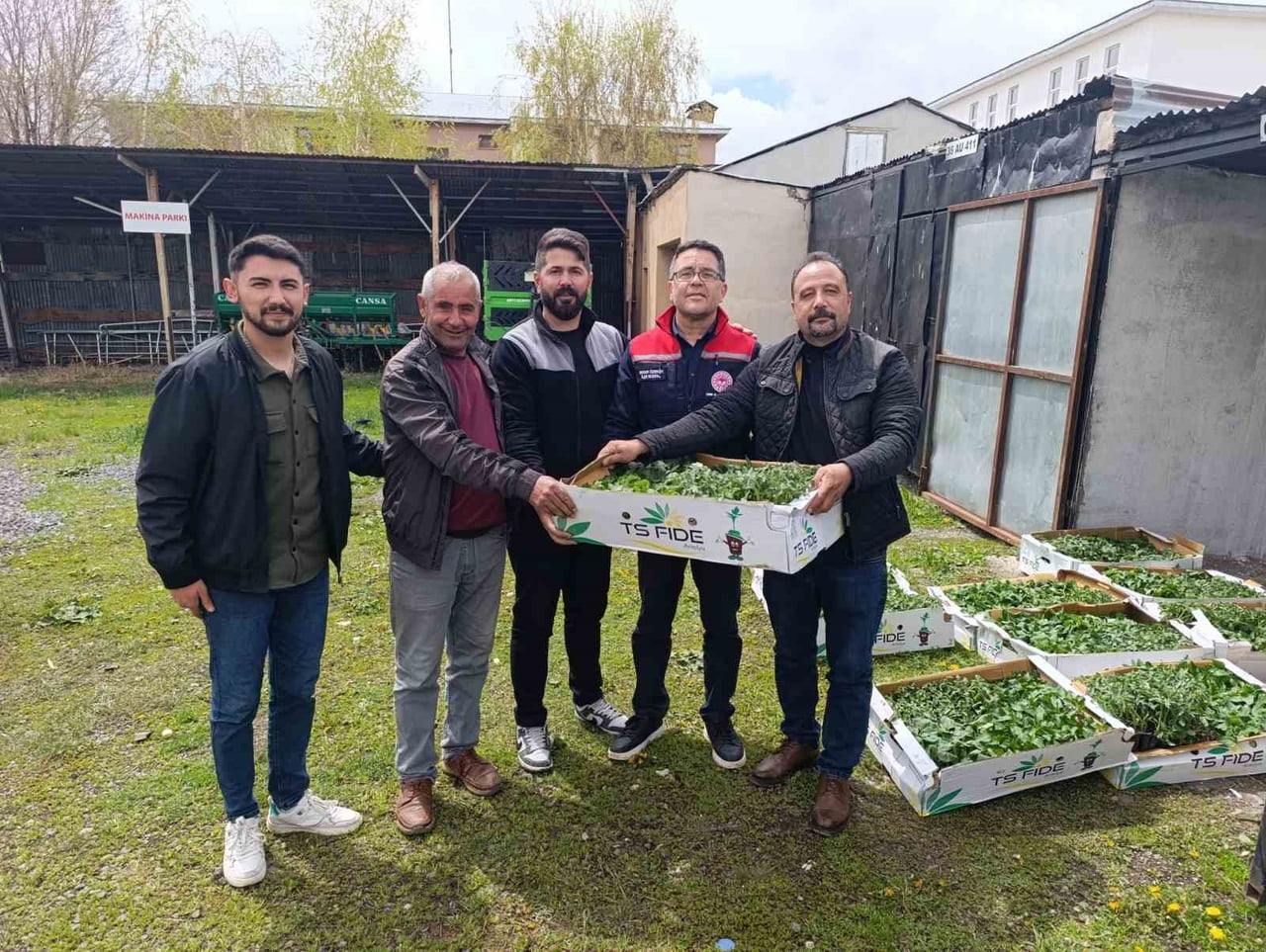 KARS’TA SEBZE ÜRETİMİNE DESTEK: BİNLERCE FİDE ÜRETİCİYLE BULUŞTU(KARS-İHA)