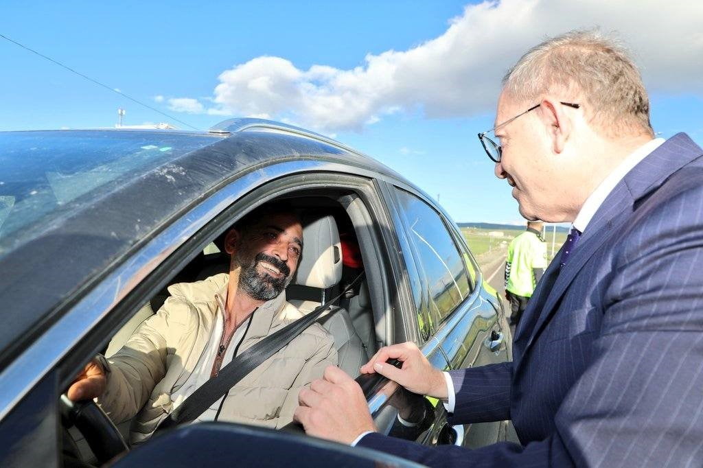 KARS VALİSİ ZİYA POLAT’TAN BAYRAM MESAİSİNDEKİ POLİS EKİPLERİNE ZİYARET(KARS-İHA)
