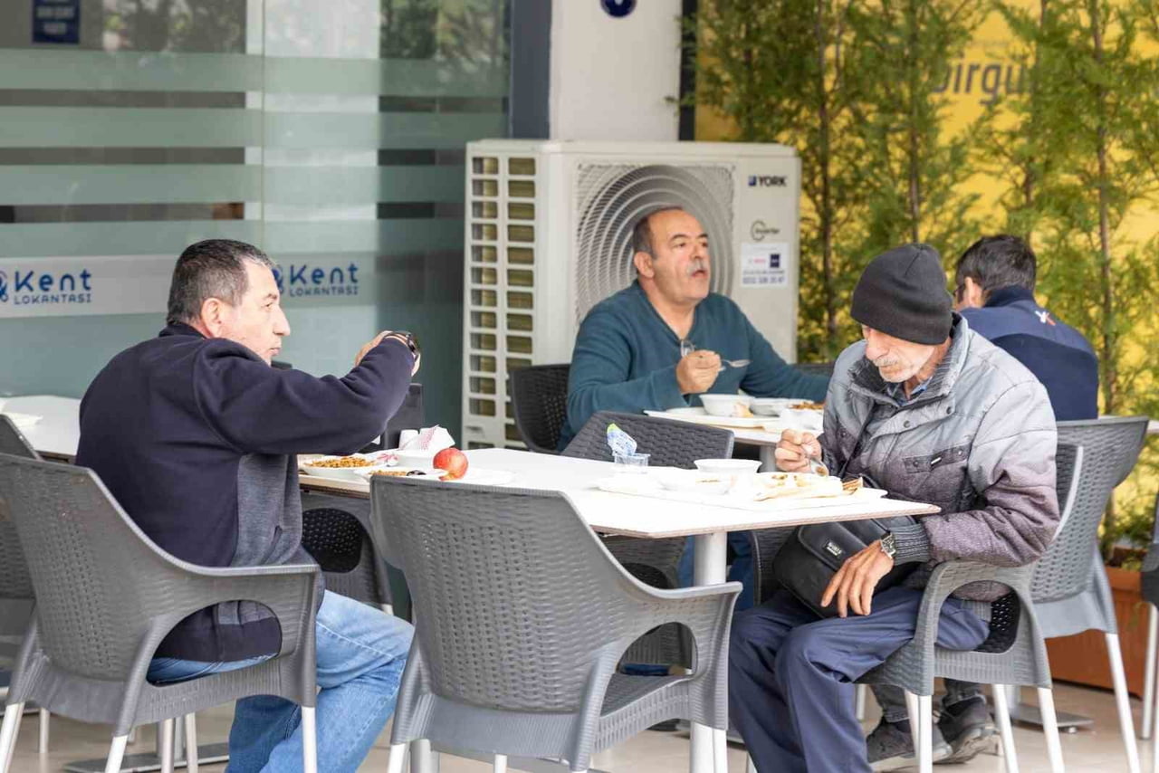 KARŞIYAKA YAMANLAR ŞUBESİ'NDE UYGULANAN 25 LİRALIK ÖZEL FİYAT TARİFESİ ÖZELLİKLE DAR GELİRLİ...