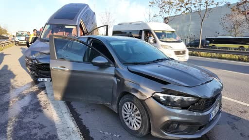 Kartal'da 4 aracın karıştığı zincirleme kazada 5 kişi yaralandı