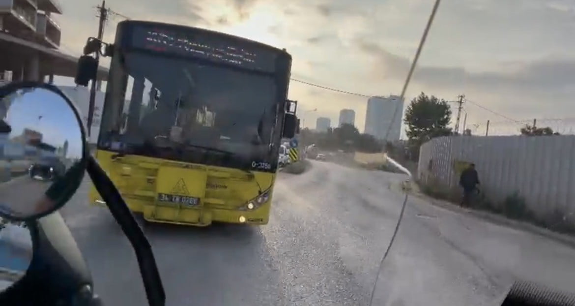 KARTAL’DA KIRMIZI IŞIKTA GEÇTİĞİ İDDİA EDİLEN İETT OTOBÜSÜ, YEŞİL IŞIKTA İLERLEYEN MOTOSİKLETLİYE...