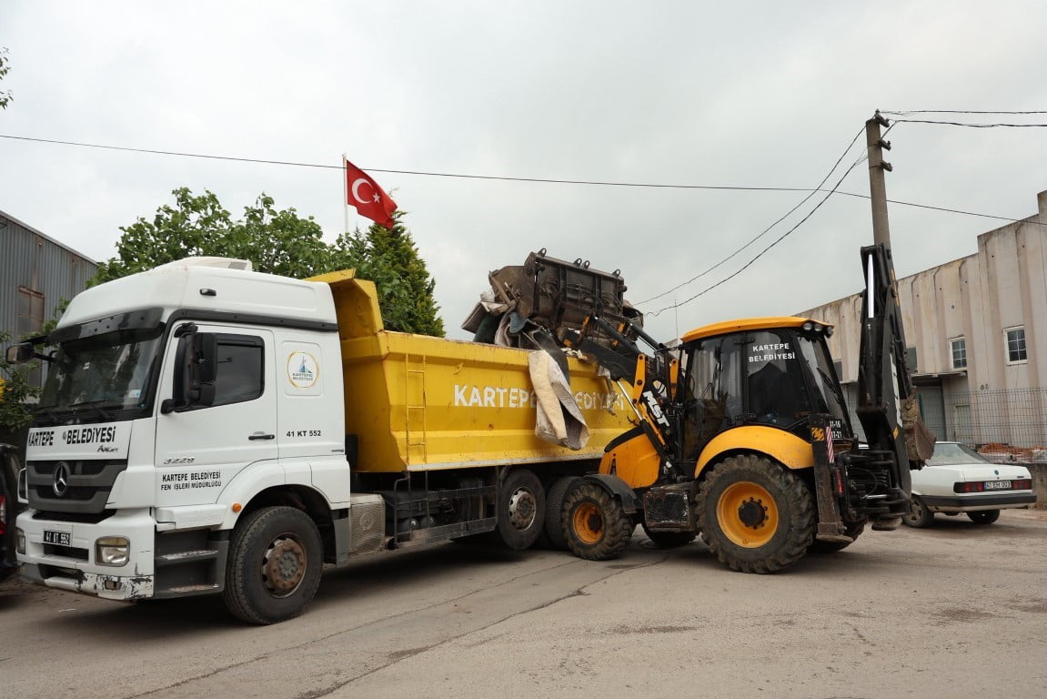 KARTEPE'DE BAYRAM HAZIRLIĞI YAPAN EKİPLER,  TÜM MAHALLELERDE YOL YIKAMA VE SÜPÜRME ÇALIŞMALARI...