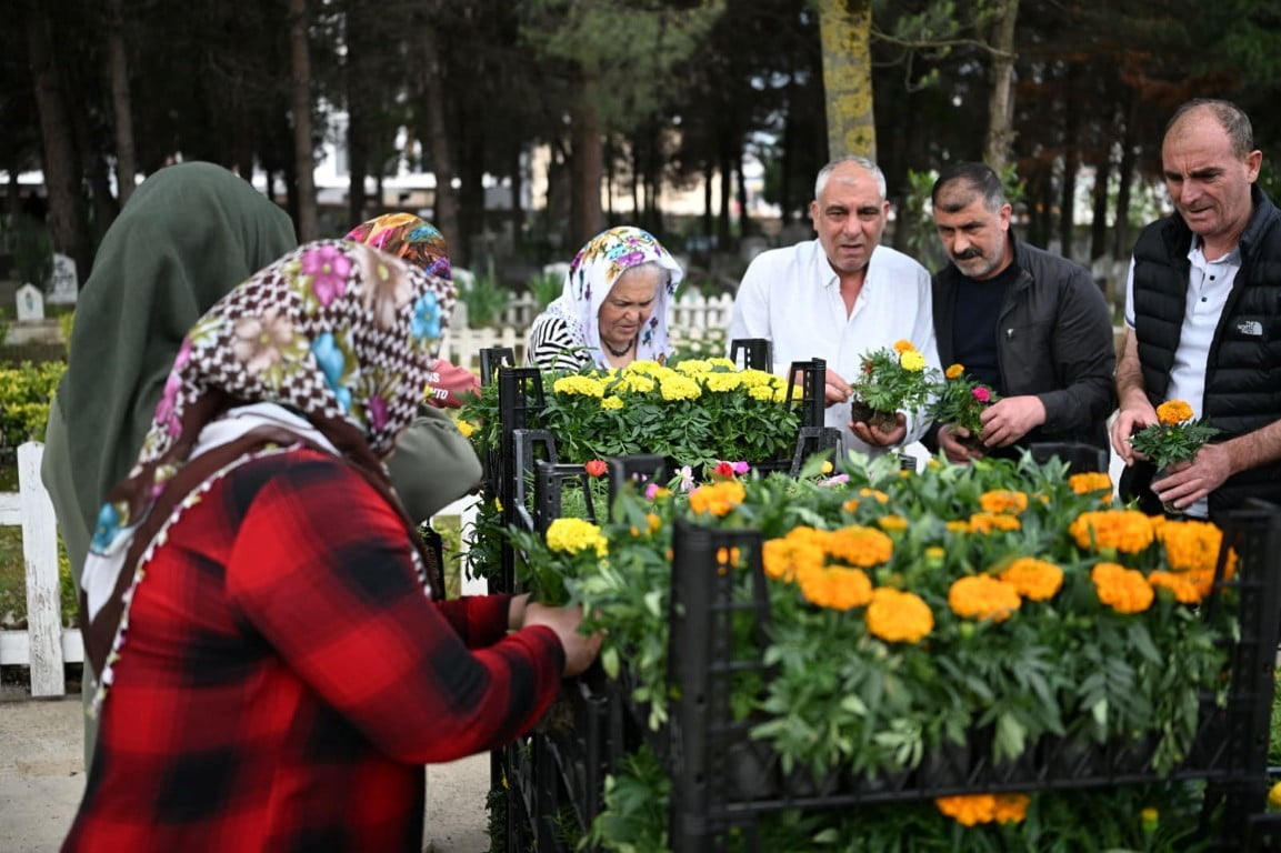 KARTEPE BELEDİYESİ, KURBAN BAYRAMI ÖNCESİNDE HER YIL OLDUĞU GİBİ BU YIL DA VEFAT EDEN YAKINLARINI...