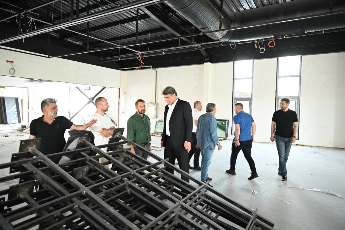 KARTEPE BELEDİYESİ TARAFINDAN İNŞA EDİLEN ACISU SPOR SALONU'NDA ÇALIŞMALAR HIZLA İLERLİYOR.