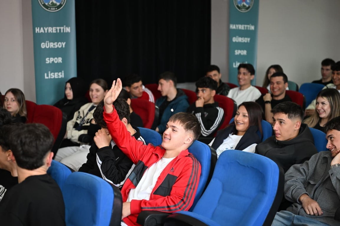 KARTEPE’DE ÖĞRENCİLERLE BİR ARAYA GELEN BAŞKAN MUSTAFA KOCAMAN; GENÇLERE MESLEK SEÇİMİ, BAŞARI VE...