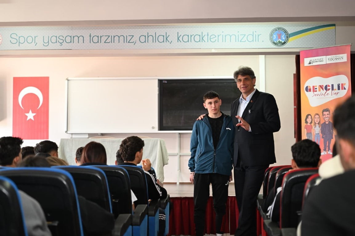 KARTEPE’DE ÖĞRENCİLERLE BİR ARAYA GELEN BAŞKAN MUSTAFA KOCAMAN; GENÇLERE MESLEK SEÇİMİ, BAŞARI VE...