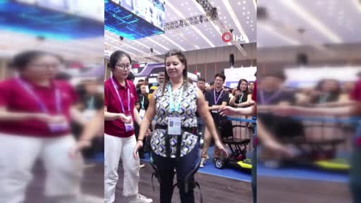 Kas güçsüzlüğü nedeniyle yıllarca tekerlekli sandalyeye bağımlı yaşayan Arjantinli bir kadın...