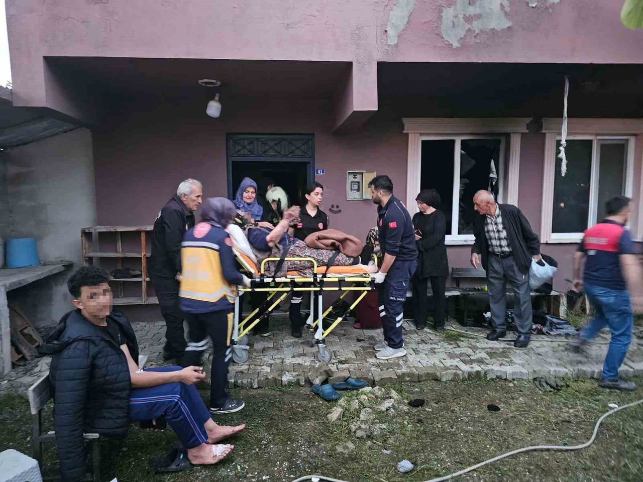 KASTAMONU'NUN ÇATALZEYTİN İLÇESİNDE SOBAYI YAKMAK İÇİN KULLANILAN BENZİN BİDONU PATLADI. EVDE...