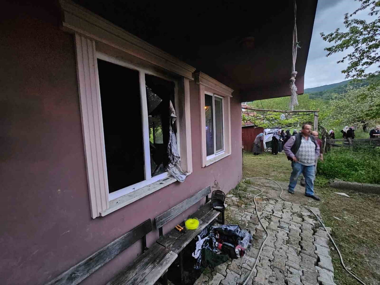 KASTAMONU'NUN ÇATALZEYTİN İLÇESİNDE SOBAYI YAKMAK İÇİN KULLANILAN BENZİN BİDONU PATLADI. EVDE...