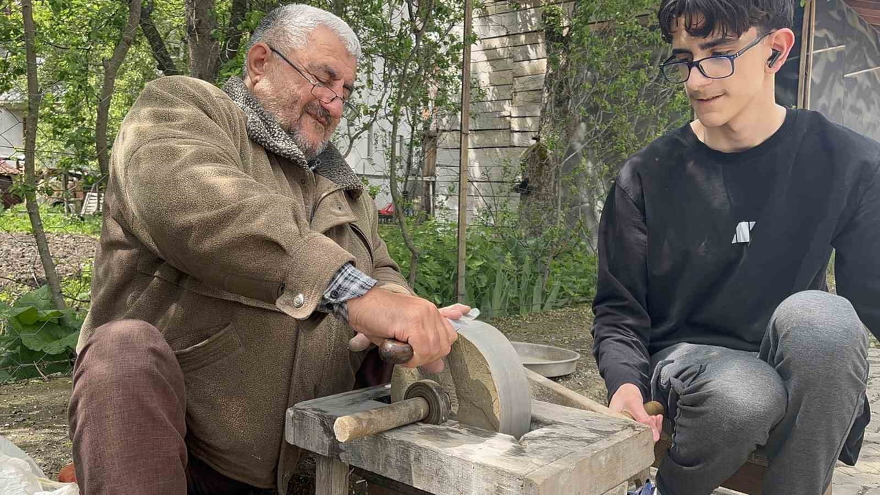 KASTAMONU'NUN İHSANGAZİ İLÇESİNDE BEDENSEL ENGELLİ BABA, 5 YILDIR OĞLUYLA BİRLİKTE BIÇAK BİLEYEREK...