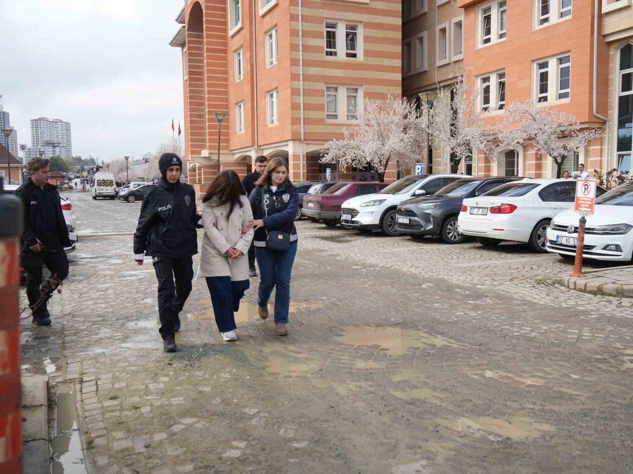 KASTAMONU’DA 9 AY BOYUNCA HAMİLELİĞİNİ AİLESİNDEN SAKLAYARAK TUVALETTE DOĞURDUĞU BEBEĞİ POŞETE...
