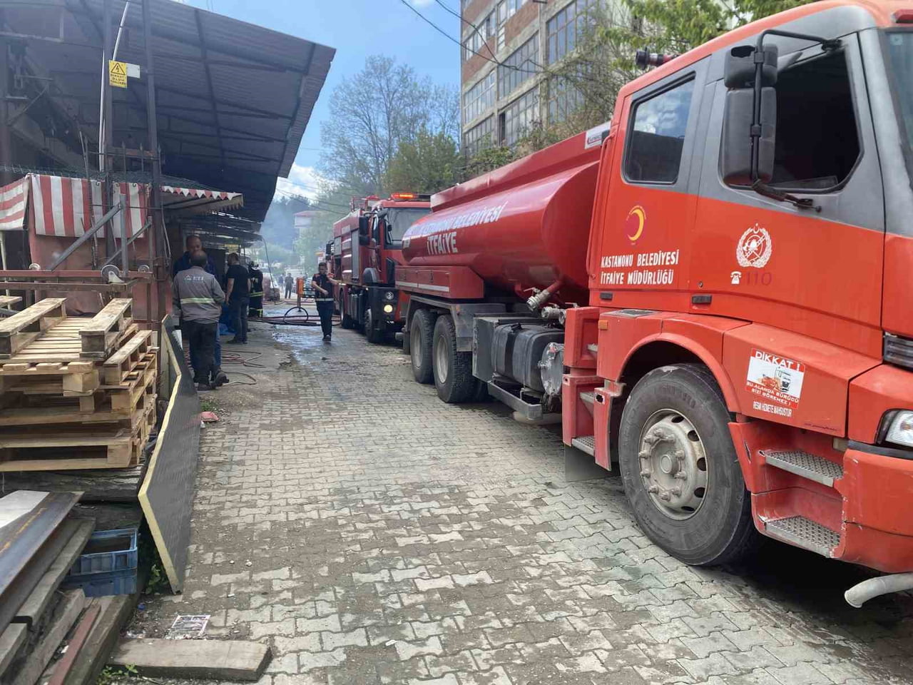 KASTAMONU’DA BİR MOBİLYA ATÖLYESİNDE ÇIKAN YANGIN İTFAİYE EKİPLERİ TARAFINDAN...