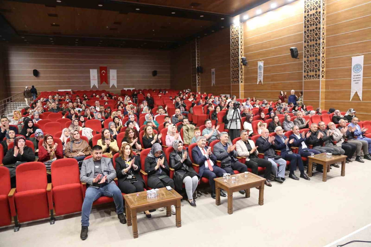 KASTAMONU’DA HADİS-İ ŞERİF EZBERE OKUMA YARIŞMASI’NDA 40 HADİS-İ ŞERİFİ ÖNCE ARAPÇA VE SONRASINDA...