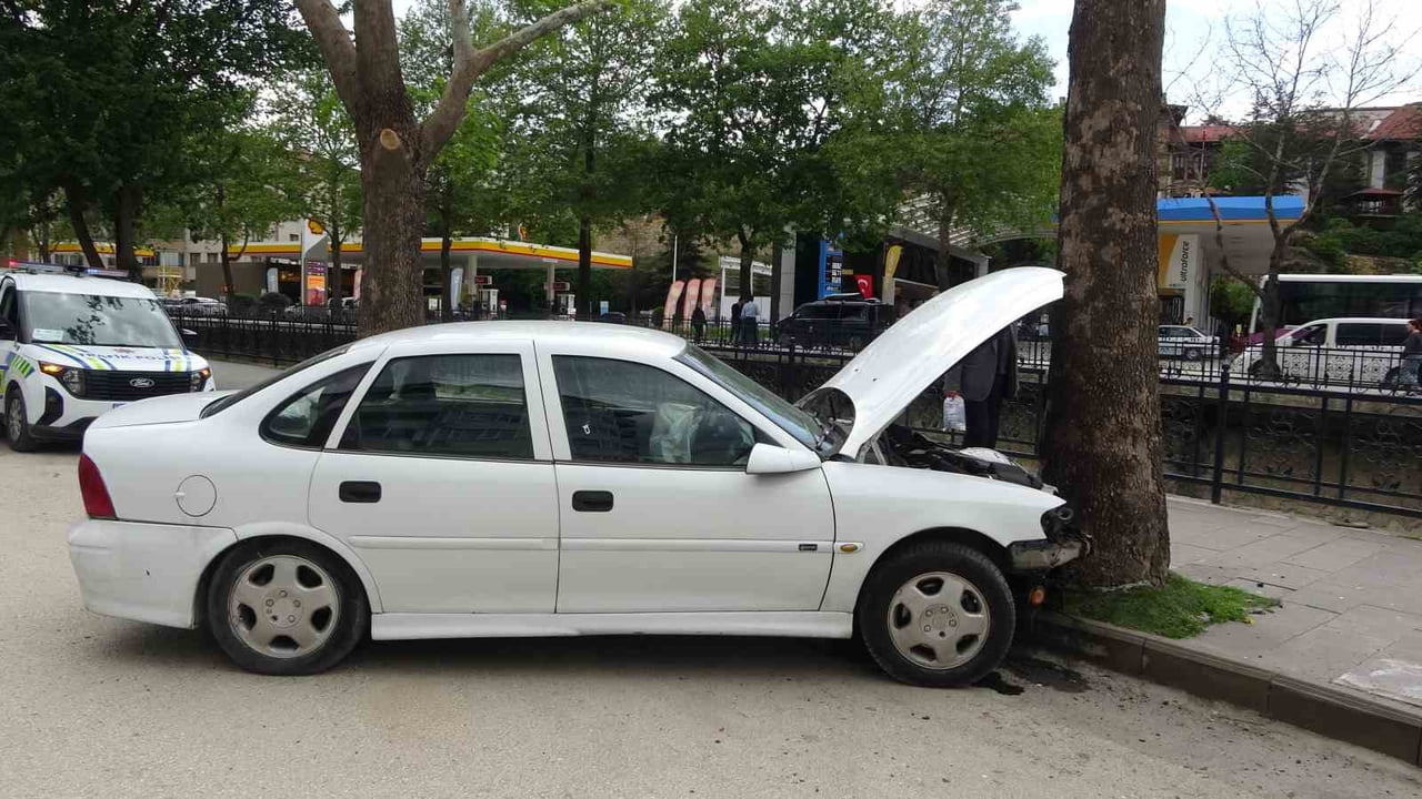 KASTAMONU’DA İL MERKEZİNDE VİRAJI ALAMAYAN OTOMOBİL, KALDIRIMDA BULUNAN AĞACA ÇARPTI. KAZADA...