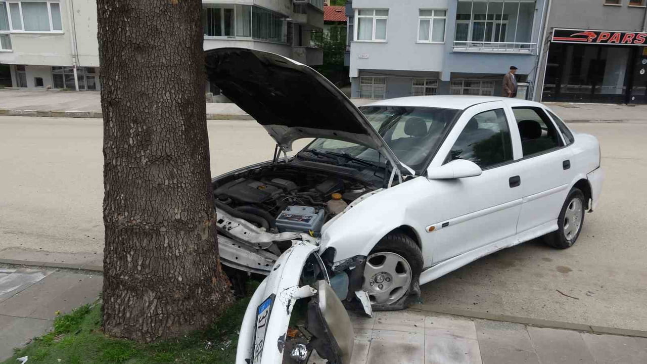 KASTAMONU’DA İL MERKEZİNDE VİRAJI ALAMAYAN OTOMOBİL, KALDIRIMDA BULUNAN AĞACA ÇARPTI. KAZADA...
