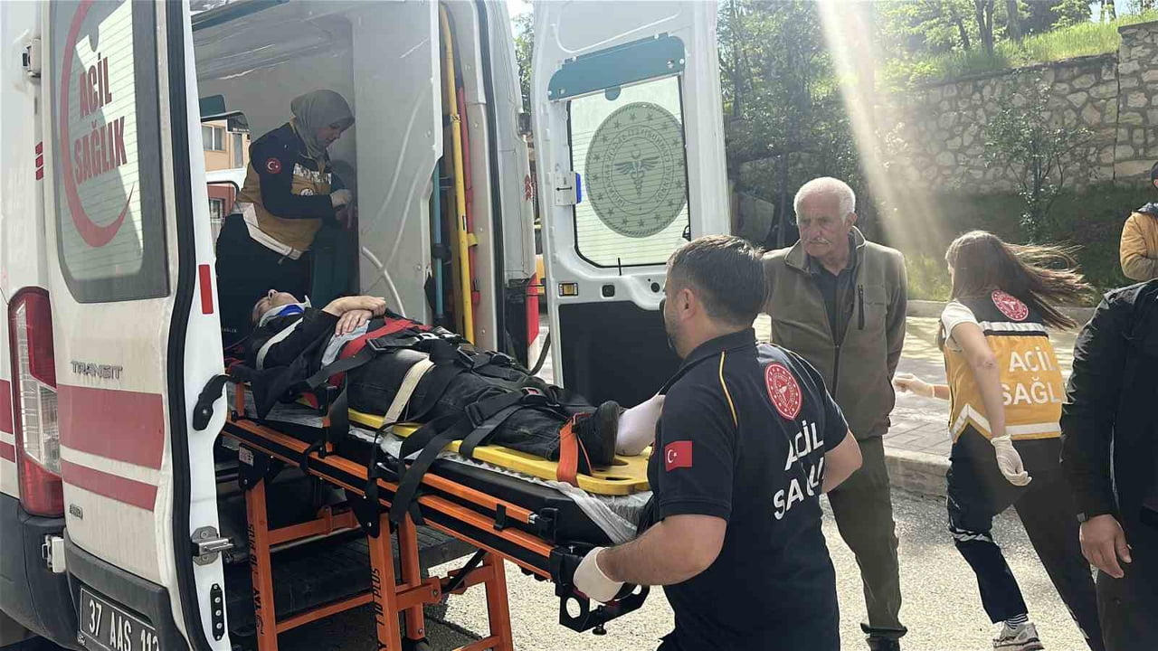 KASTAMONU’DA OTOMOBİLİN ÇARPTIĞI YAYA, SAĞLIK EKİPLERİNCE AMBULANSA BİNDİRİLDİĞİ SIRADA ŞEHADET...