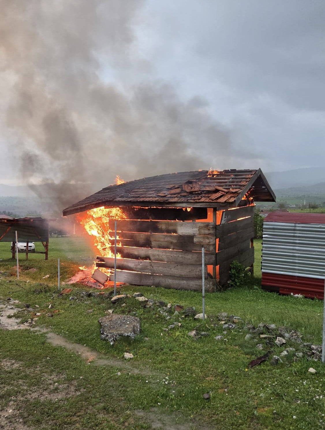 KASTAMONU’DA SAĞANAK YAĞIŞ SIRASINDA YILDIRIM DÜŞMESİ SONUCU ÇIKAN YANGINDA AHŞAP BİR KULÜBE...