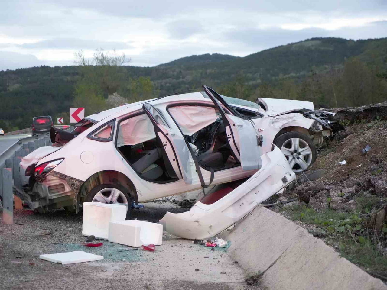 KASTAMONU-KARABÜK KARA YOLU ÜZERİNDE LASTİĞİNİN PATLAMASI ÜZERİNE RAMPAYA ÇARPAN OTOMOBİL...