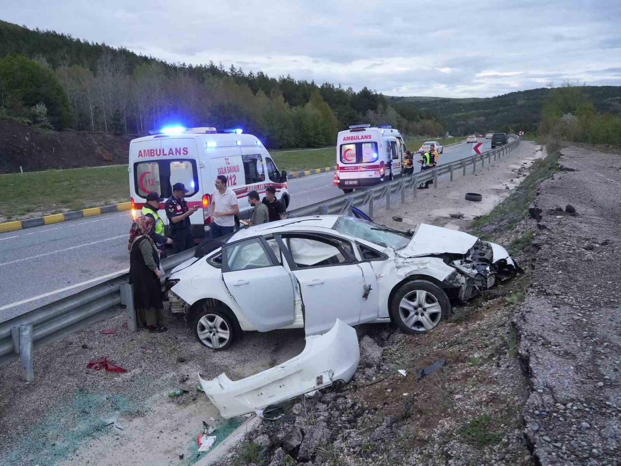 KASTAMONU-KARABÜK KARA YOLU ÜZERİNDE LASTİĞİNİN PATLAMASI ÜZERİNE RAMPAYA ÇARPAN OTOMOBİL...