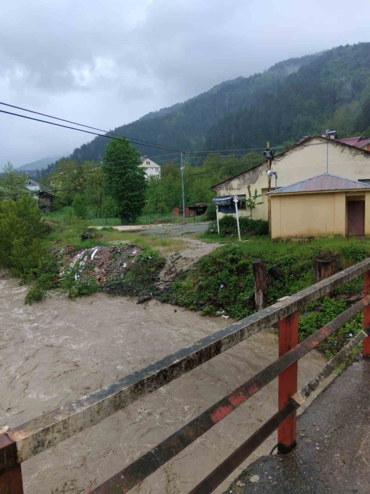 KASTAMONU’NUN AZDAVAY İLÇESİNDE SAĞANAK YAĞIŞ SONRASI ŞEHRİBAN ÇAYI’NIN DEBİSİNİN YÜKSELMESİ...