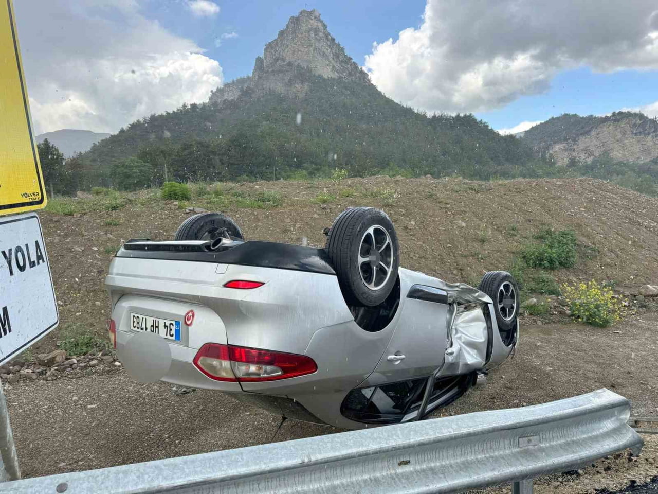 KASTAMONU’NUN HANÖNÜ İLÇESİNDE SAĞANAK YAĞIŞ SONRASI YOLDA OLUŞAN SU BİRİKİNTİSİNE KAPILAN...