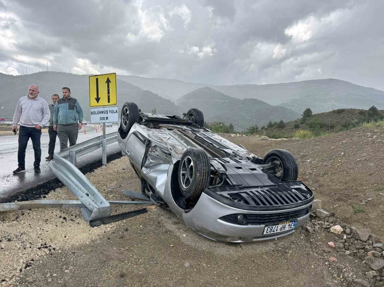 KASTAMONU’NUN HANÖNÜ İLÇESİNDE SAĞANAK YAĞIŞ SONRASI YOLDA OLUŞAN SU BİRİKİNTİSİNE KAPILAN...
