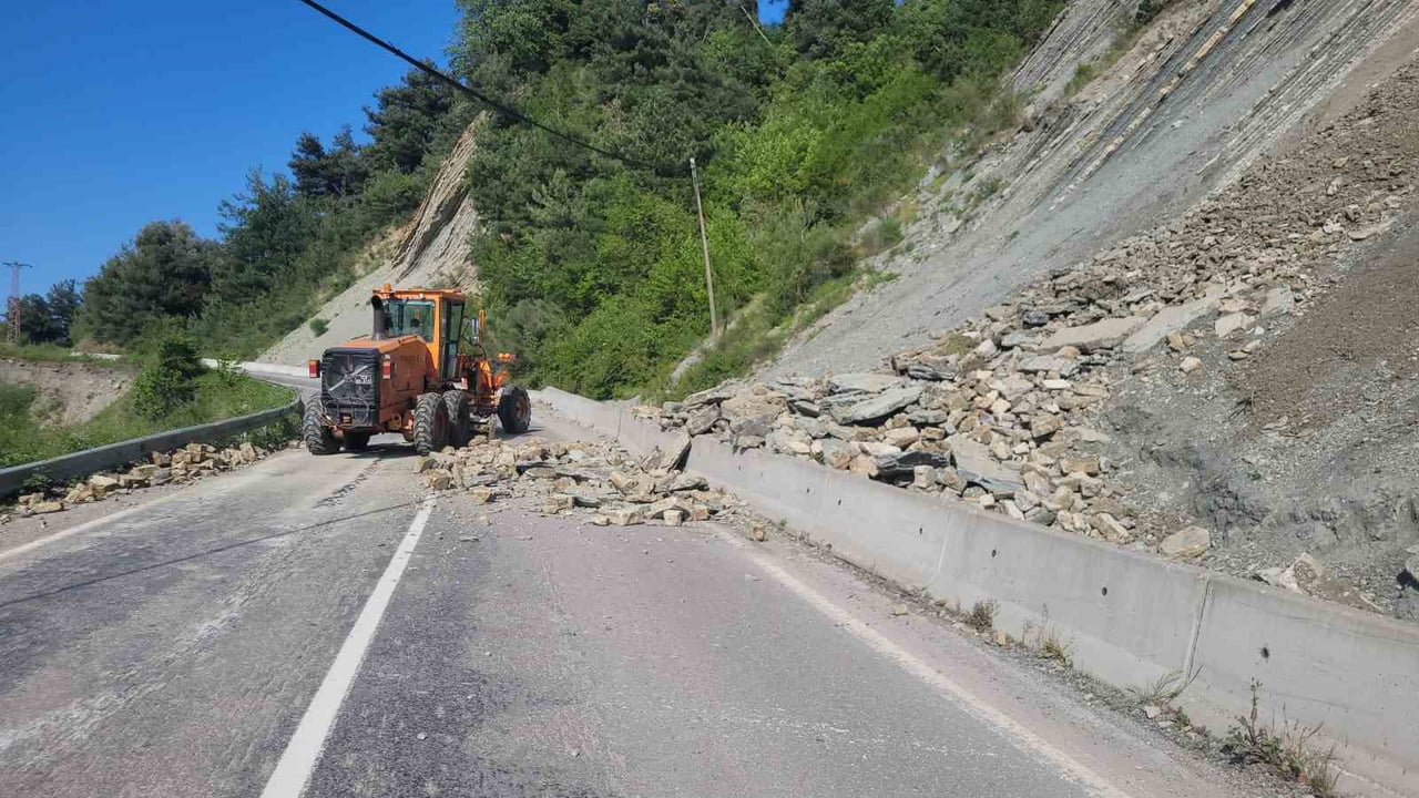 KASTAMONU’NUN İNEBOLU İLÇESİNDE YAŞANAN HEYELAN SONUCUNDA KARA YOLU ULAŞIMA KAPANDI.