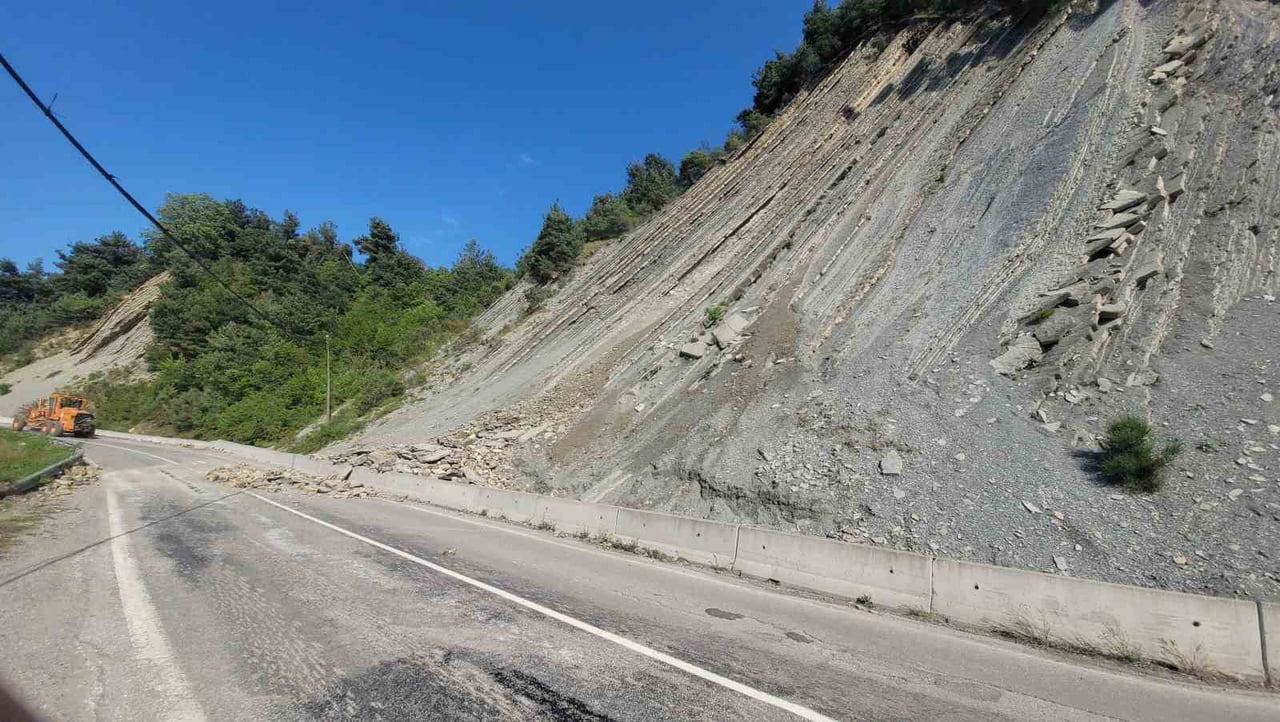 KASTAMONU’NUN İNEBOLU İLÇESİNDE YAŞANAN HEYELAN SONUCUNDA KARA YOLU ULAŞIMA KAPANDI.