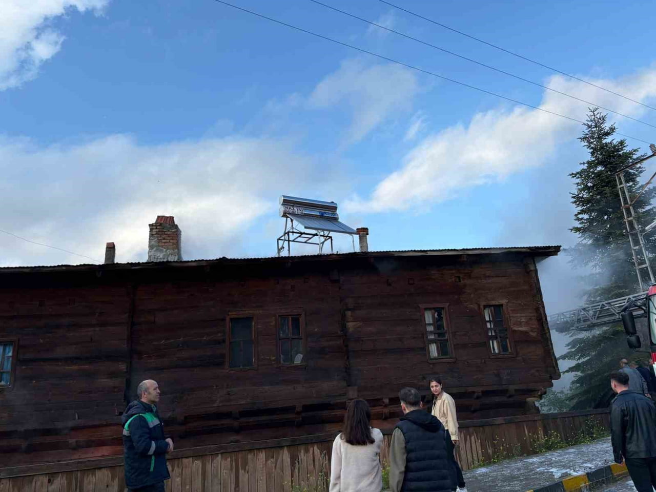 KASTAMONU’NUN PINARBAŞI İLÇESİNDE 250 YILLIK TARİHİ PAŞA KONAĞI, ÇIKAN YANGINDA HASAR...