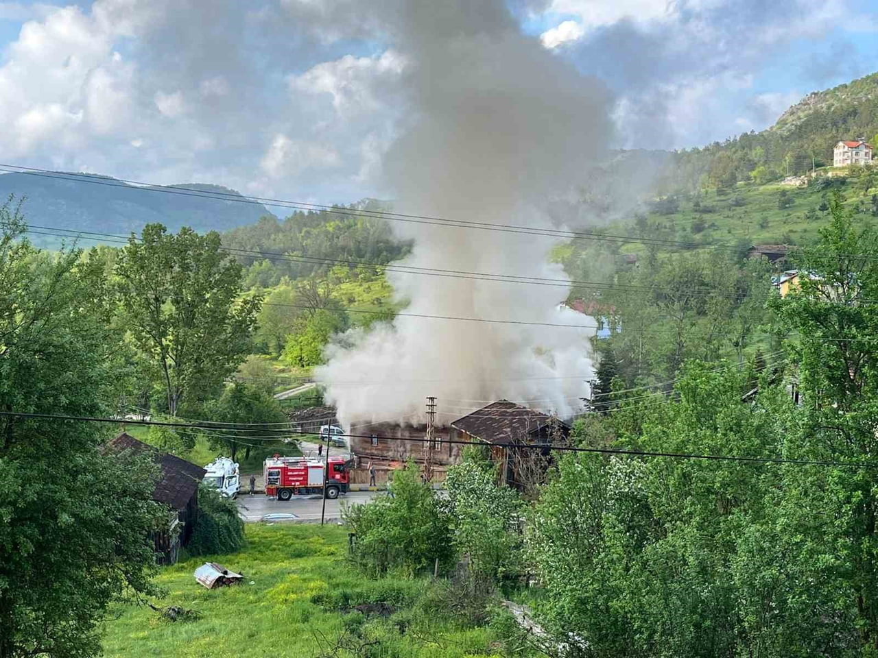 KASTAMONU’NUN PINARBAŞI İLÇESİNDE 250 YILLIK TARİHİ PAŞA KONAĞI, ÇIKAN YANGINDA HASAR...