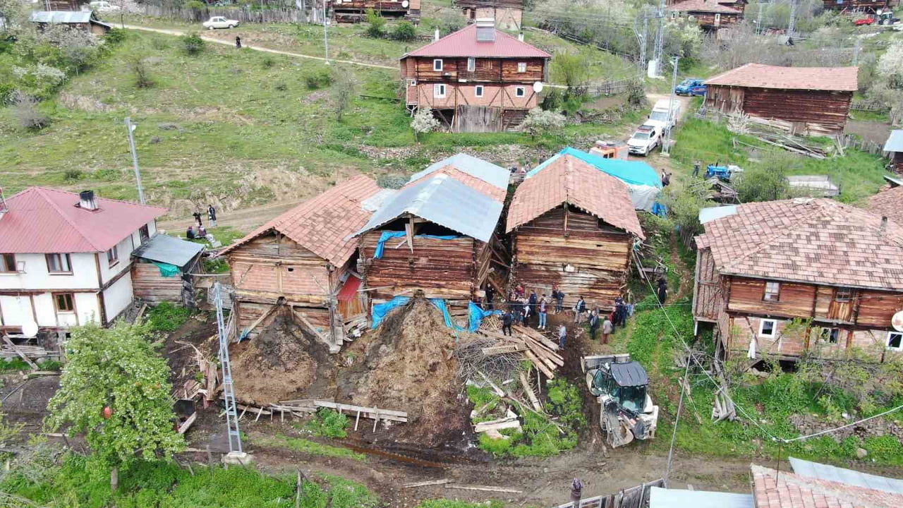 KASTAMONU’NUN TAŞKÖPRÜ İLÇESİNDE AHIRIN ÇÖKMESİ SONUCU FATMA DEMİR HAYATINI KAYBETTİ, 50’DEN FAZLA...