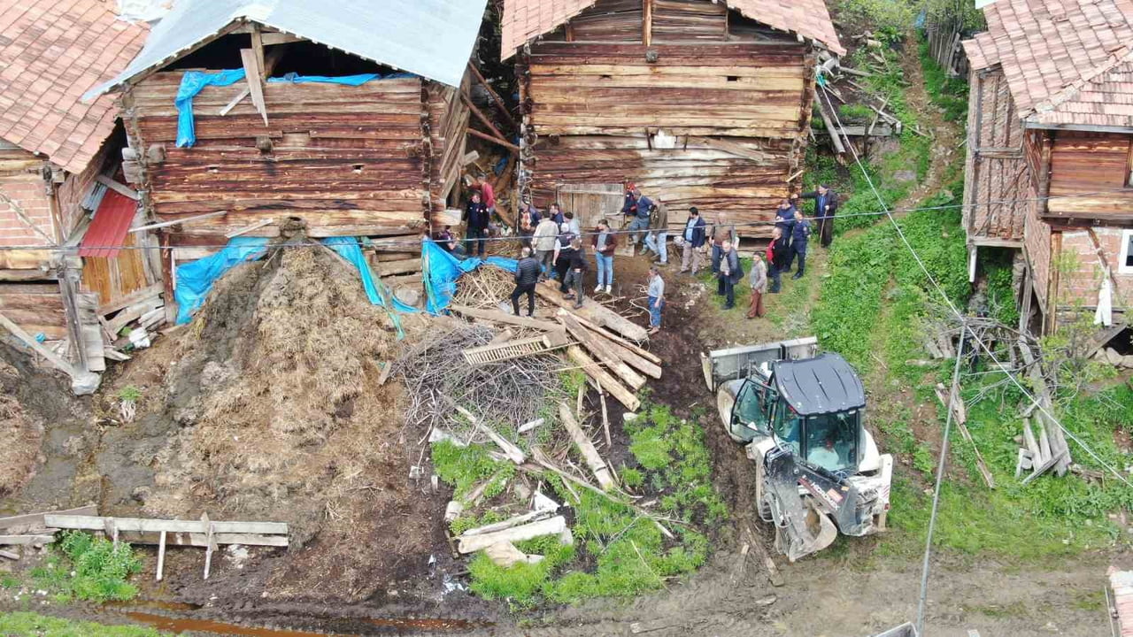 KASTAMONU’NUN TAŞKÖPRÜ İLÇESİNDE SABAH SAATLERİNDE AHIRDA YAŞANAN GÖÇÜKTE ENKAZ ALTINDA KALAN 1...