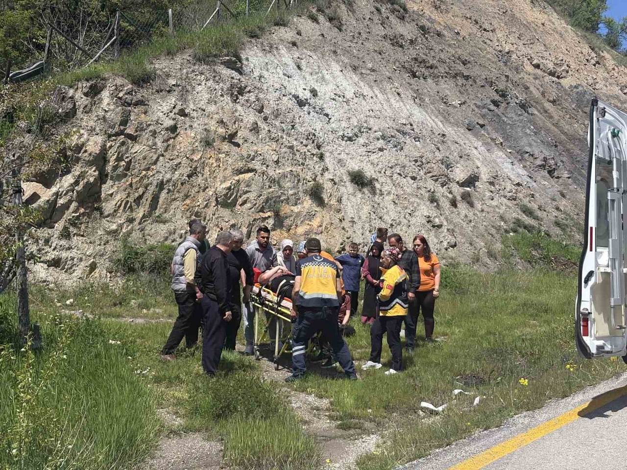 KASTAMONU’NUN TOSYA İLÇESİNDE CİP İLE HAFİF TİCARİ ARAÇ KAFA KAFAYA ÇARPIŞTI. KAZADA YARALANAN ÜÇ...