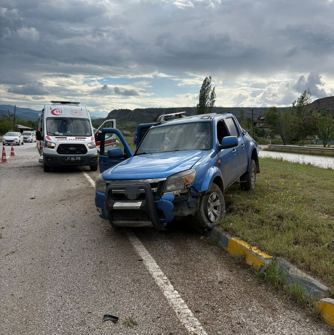 KASTAMONU’NUN TOSYA İLÇESİNDE KONTROLDEN ÇIKAN KAMYONET, REFÜJDE TAKLA ATTI. KAZADA ARAÇTA BULUNAN...