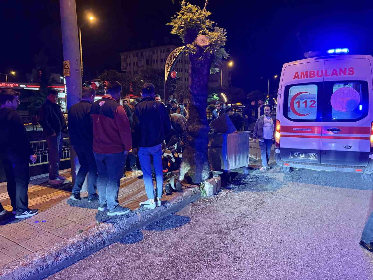 KASTAMONU’NUN TOSYA İLÇESİNDE MOTOSİKLET, PARK HALİNDEKİ OTOMOBİLE ARKADAN ÇARPTI. KAZADA...
